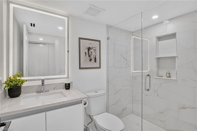 11 Bluebill AVE 606, Naples, FL 34108
