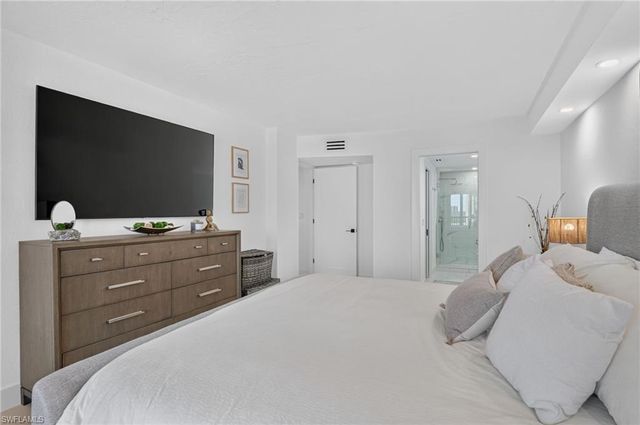 11 Bluebill AVE 606, Naples, FL 34108
