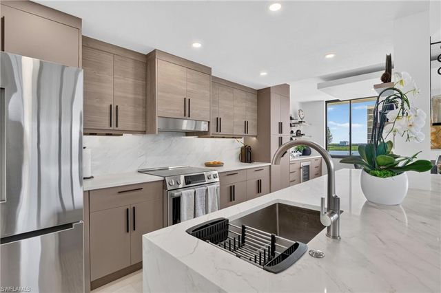 11 Bluebill AVE 606, Naples, FL 34108