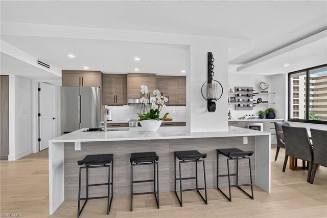 11 Bluebill AVE 606, Naples, FL 34108