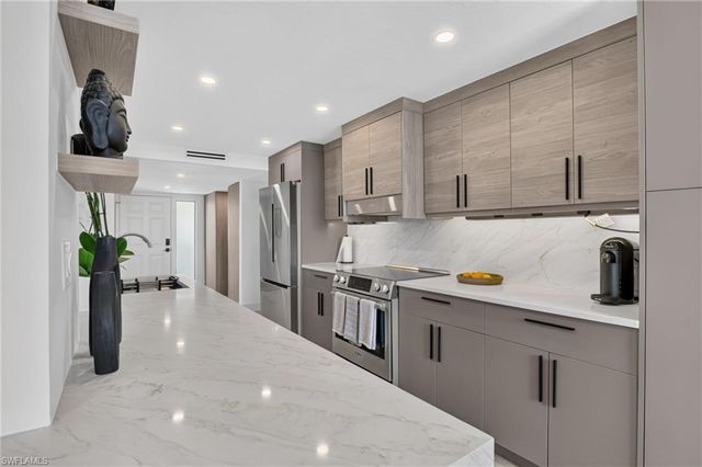 11 Bluebill AVE 606, Naples, FL 34108