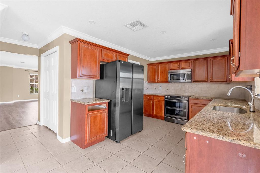Image 10 of property listing at 1355 BELLA COOLA DRIVE, Orlando, FL 32828