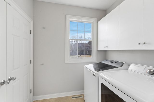 5160 Charter Oaks Drive, Bettendorf, IA 52722