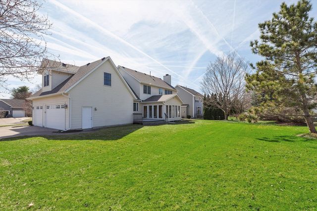 5160 Charter Oaks Drive, Bettendorf, IA 52722