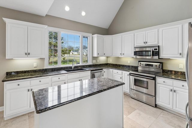 5160 Charter Oaks Drive, Bettendorf, IA 52722