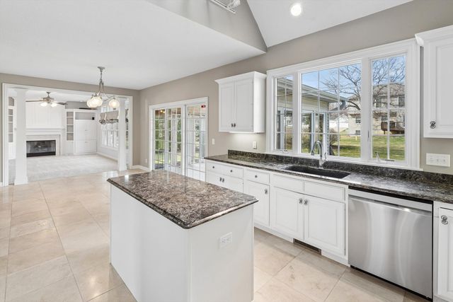 5160 Charter Oaks Drive, Bettendorf, IA 52722