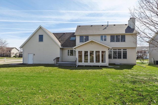 5160 Charter Oaks Drive, Bettendorf, IA 52722