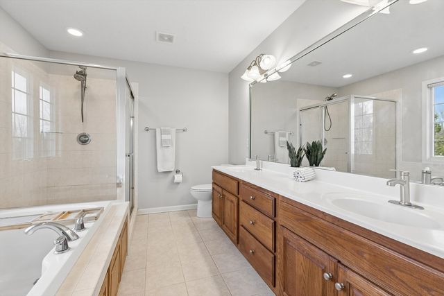 5160 Charter Oaks Drive, Bettendorf, IA 52722