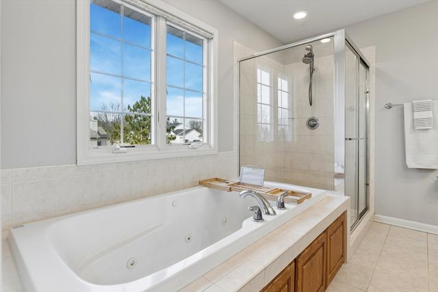 5160 Charter Oaks Drive, Bettendorf, IA 52722