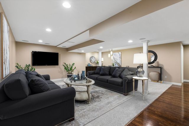 5160 Charter Oaks Drive, Bettendorf, IA 52722