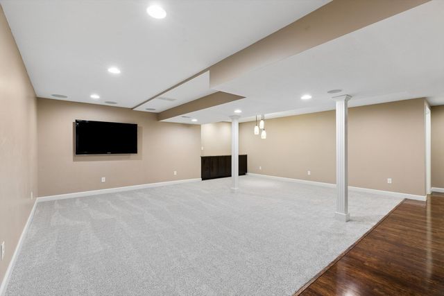 5160 Charter Oaks Drive, Bettendorf, IA 52722