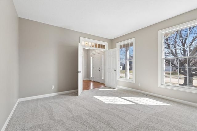 5160 Charter Oaks Drive, Bettendorf, IA 52722