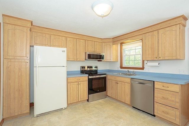 10 Brentwood Drive, Reading, MA 01867