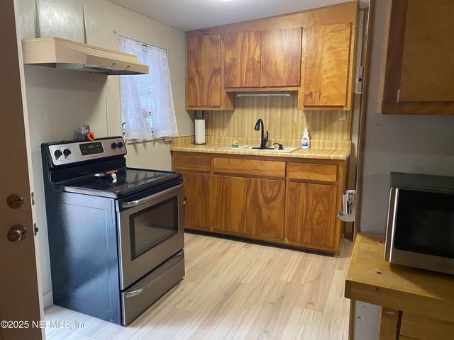 8093 BREEZY POINT Road E, Melrose, FL 32666