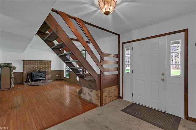 6386 Sterling CT, Gloucester, VA 23061