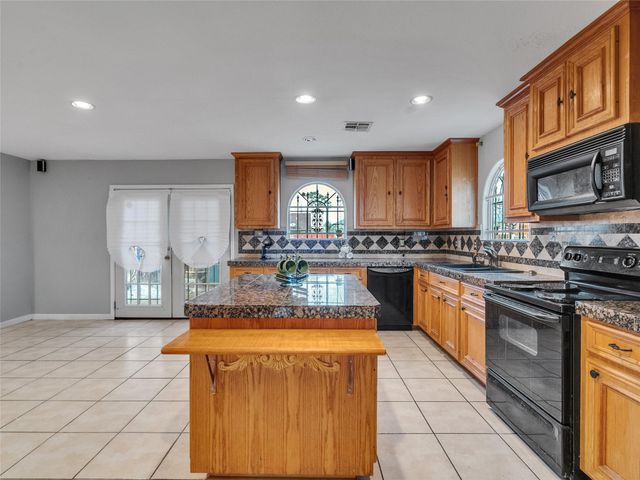 6715 Sandy Oaks Drive, Houston, TX 77050