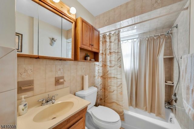 648 Milton Ave, Lyndhurst Twp., NJ 07071