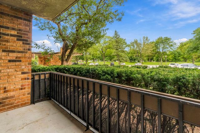 101 Lake Hinsdale Drive 108, Willowbrook, IL 60527