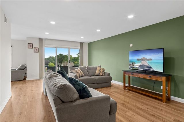1010 N Harlem Avenue 504, River Forest, IL 60305