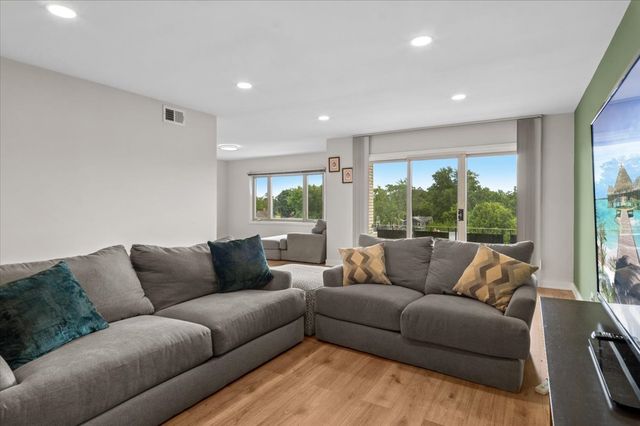 1010 N Harlem Avenue 504, River Forest, IL 60305