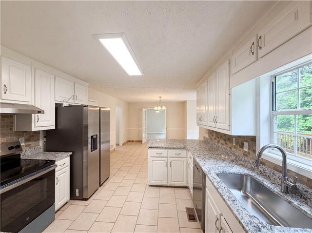 1555 Rose Pointe Drive, Loganville, GA 30052