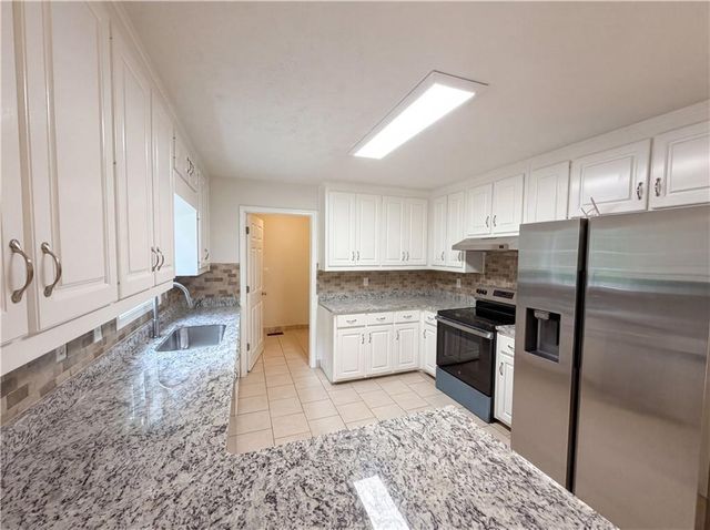 1555 Rose Pointe Drive, Loganville, GA 30052