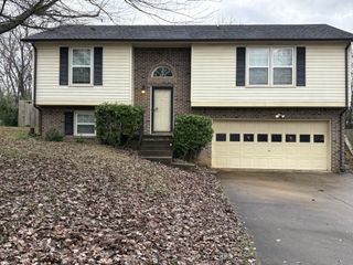 2124 Single Tree Dr, Clarksville, TN 37040