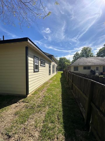 22525 E Shorewood Loop Loop E, Huffman, TX 77336