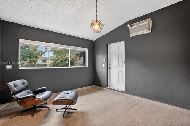 425 NE 114th St, Miami, FL 33161