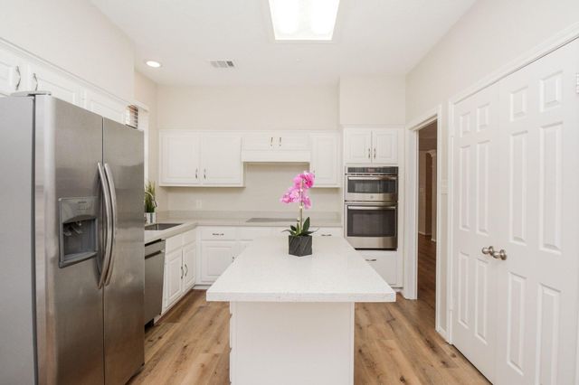 10 Heathstone Place, The Woodlands, TX 77381