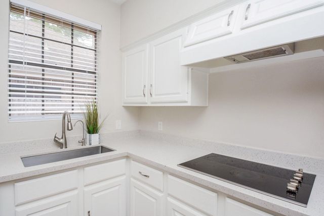 10 Heathstone Place, The Woodlands, TX 77381