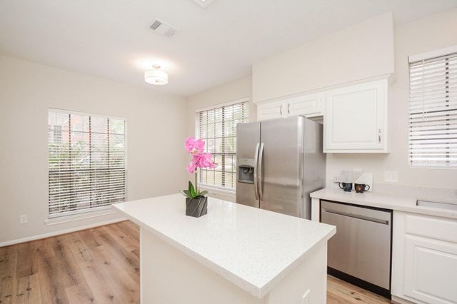 10 Heathstone Place, The Woodlands, TX 77381