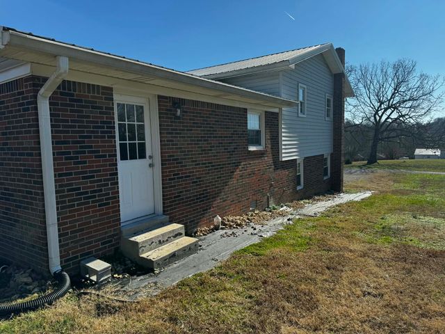 3021 Thompson Ln, Westmoreland, TN 37186