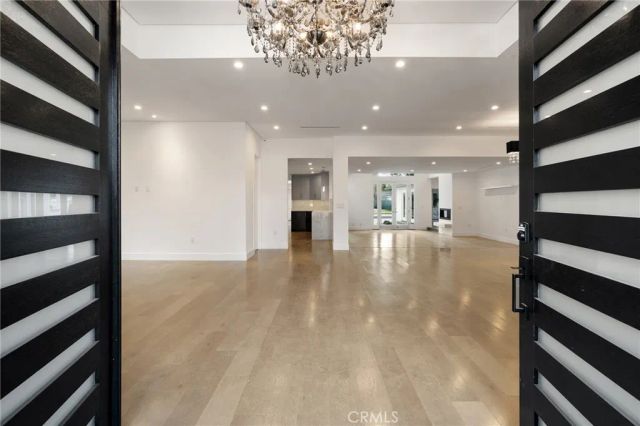 22904 Calvert Street, Woodland Hills, CA 91367