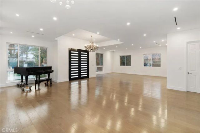 22904 Calvert Street, Woodland Hills, CA 91367