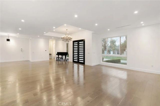 22904 Calvert Street, Woodland Hills, CA 91367