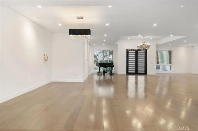 22904 Calvert Street, Woodland Hills, CA 91367