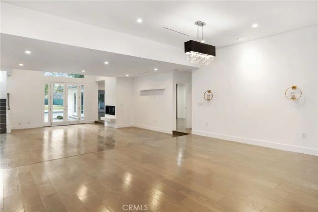 22904 Calvert Street, Woodland Hills, CA 91367