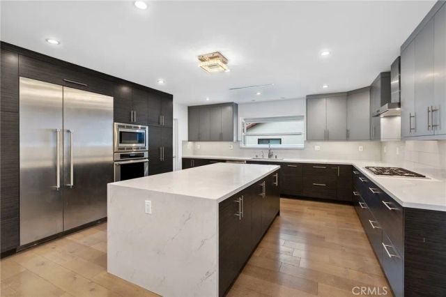 22904 Calvert Street, Woodland Hills, CA 91367