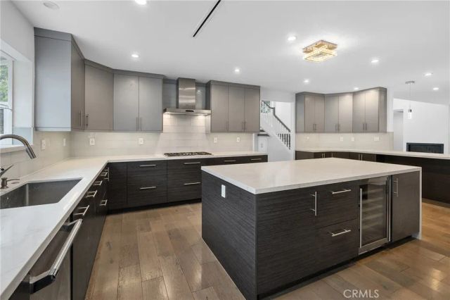 22904 Calvert Street, Woodland Hills, CA 91367
