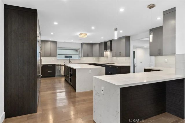 22904 Calvert Street, Woodland Hills, CA 91367