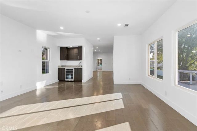 22904 Calvert Street, Woodland Hills, CA 91367