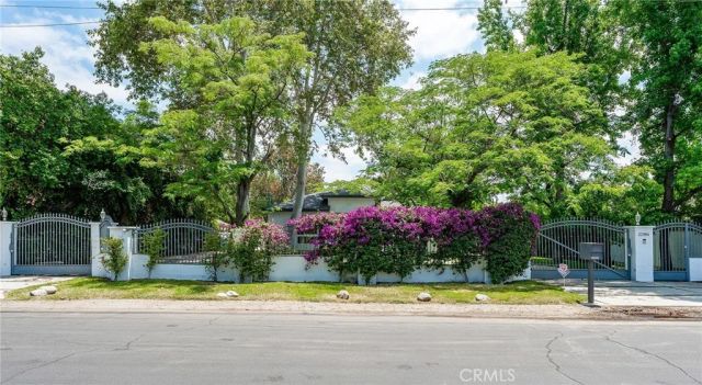 22904 Calvert Street, Woodland Hills, CA 91367