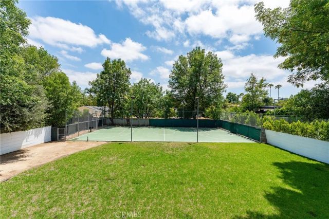 22904 Calvert Street, Woodland Hills, CA 91367