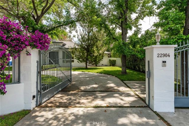 22904 Calvert Street, Woodland Hills, CA 91367