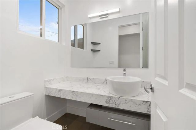 22904 Calvert Street, Woodland Hills, CA 91367