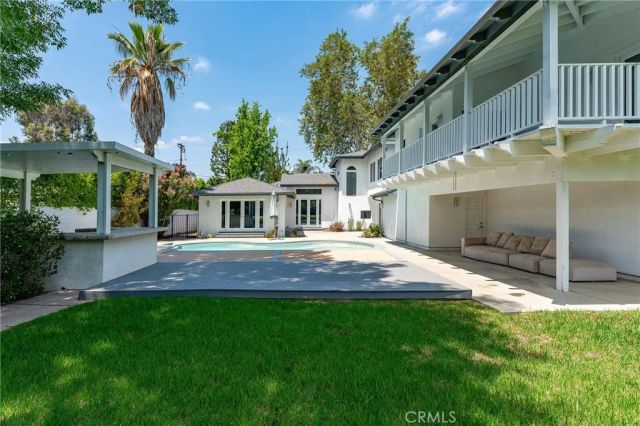 22904 Calvert Street, Woodland Hills, CA 91367