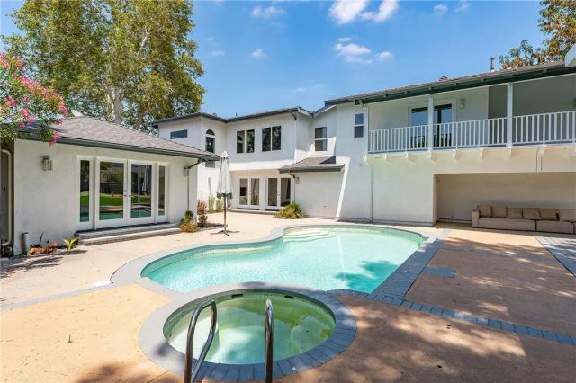 22904 Calvert Street, Woodland Hills, CA 91367