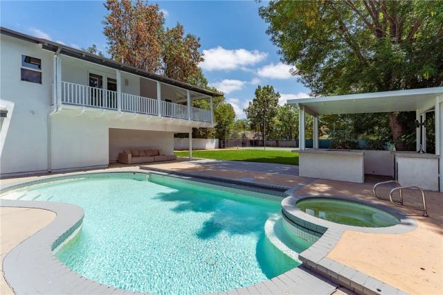 22904 Calvert Street, Woodland Hills, CA 91367