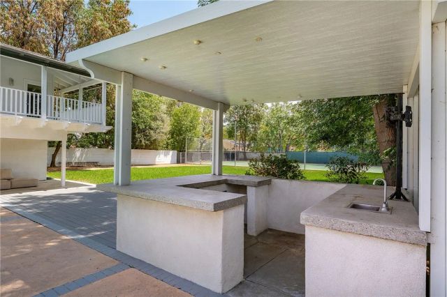 22904 Calvert Street, Woodland Hills, CA 91367